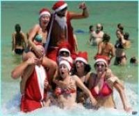 Большинство британцев планируют встретить Рождество на пляже