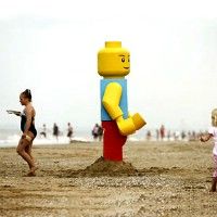 	 На английском пляже обнаружен гигантский Lego-человечек