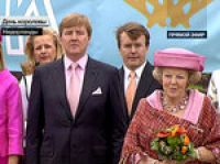  Нидерланды поздравляют королеву 