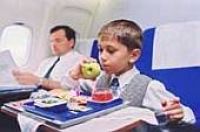 Сингапурские Авиалинии развлекают малышей во время полета