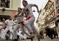 В Памплоне туристы попали под ноги разъяренных быков 