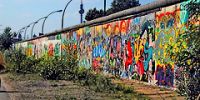 Берлинская стена по-прежнему популярна у туристов