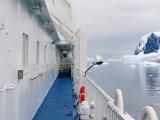 Круизный лайнер застрял во льдах Антарктики