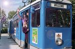 Нидерланды: в Амстердаме туристов заселяют в трамвай
