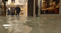 Очередной потоп в Венеции, но это не пугает многочисленных туристов