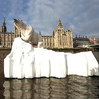 По Темзе проплыла скульптура в виде медведя на льдине