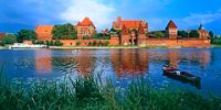 Туристы могут посетить средневековые подвалы польского замка
