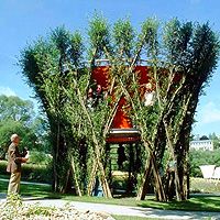   	 В Германии построили домик на дереве для взрослых