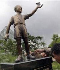 В Индонезии установили статую маленького Обамы