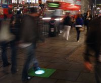 В Лондоне появились тротуары, вырабатывающие электроэнергию от идущих по ним людей