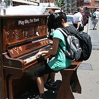 В Лондоне появились уличные пианино