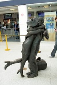 Великобритания: на вокзале Уоррингтона целоваться можно в специально отведенных местах