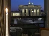 Юбилей "Упавшей стены" заполнил все отели Берлина