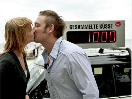 Целоваться при расставании можно только в строго отведенных местах