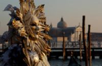 Италия: Венеция погрузилась в карнавальную атмосферу "шести чувств"