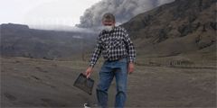 Пепел знаменитого исландского вулкана стал местным сувениром