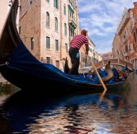 Туристы устали от венецианских серенад