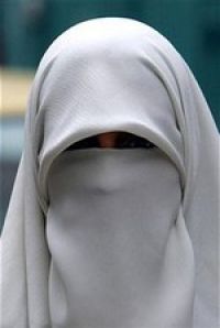 В Барселоне запретили носить никаб в общественных местах