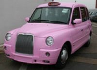 Великобритания: лондонское розовое такси рассказывает пассажирам о Бермудах