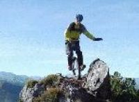 Австрия: спортсмен-экстремал покорил Альпы на моноцикле