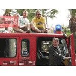 Британцы совершили кругосветное путешествие на пожарной машине