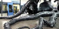 Гигантский осьминог выставлен в стокгольмском метро