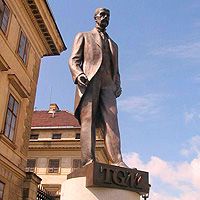 Из-за русских туристов в Чехии подпишут памятник президенту