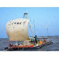 На Тайване на воду спустили лодку из мусора 