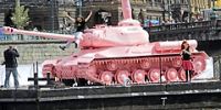 Розовый танк украсил центр Праги