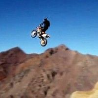 Сумасшедший мотоциклист спрыгнул со скалы в Чили