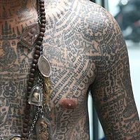 В Таиланде туристам запретят делать буддийские татуировки
