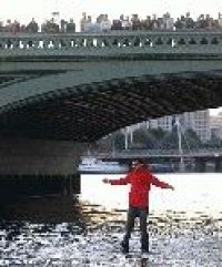 Великобритания: фокусник Dynamo пересек Темзу пешком 