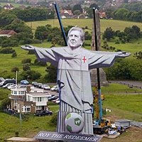 В Дувре воздвигли гигантскую статую тренера сборной Англии