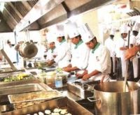 В индийских ресторанах туристы наблюдают за приготовлением еды