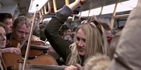 Живая музыка играет в пражском метро