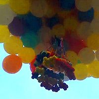 Американец решил перелететь океан на 370 воздушных шариках