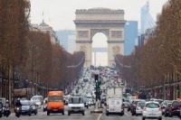 Елисейские поля в Париже сильно загрязнены