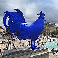 Огромный синий петух появился на Трафальгарской площади в Лондоне