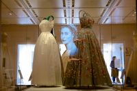В Лондоне открылась выставка королевских платьев