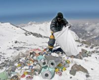 Эверест очистят от мусора сами туристы
