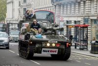 Туристы могут проехаться по Лондону на танке