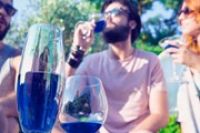 В Испании стало модным голубое вино