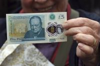 В Англии появились первые пластиковые деньги
