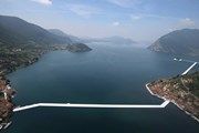 В Италии можно пройтись по поверхности озера