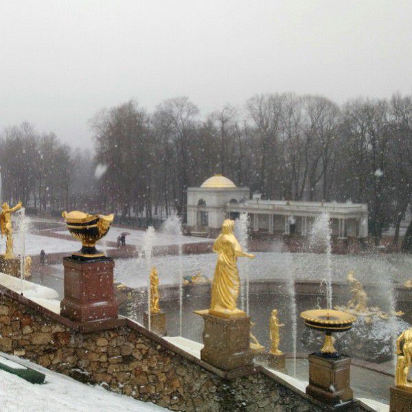 Фонтаны в Петергофе заработали на фоне снега