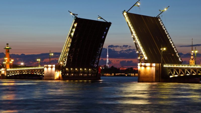 Санкт-Петербург дал старт шоу «Поющие мосты»