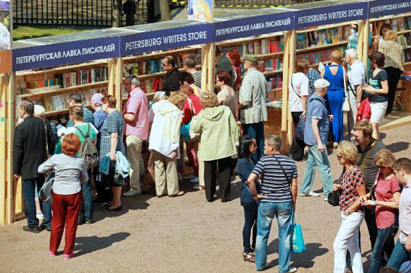 Санкт-Петербург открывает книжные аллеи