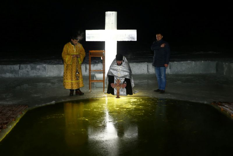 В России совершили Крещенские купания