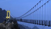 В Китае открылся стеклянный пешеходный мост