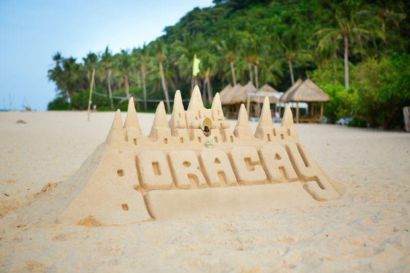 На пляжах Боракая запретили строить замки из песка